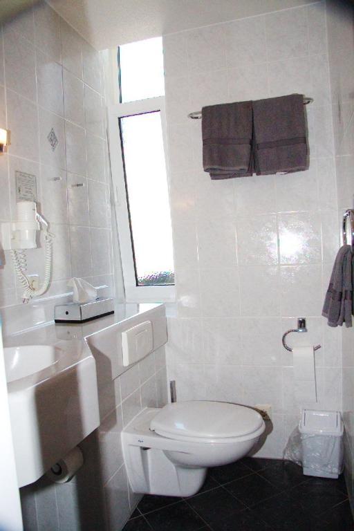 Stichwehs Hotel Am Bahnhof Elze Екстериор снимка